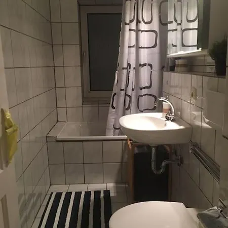 Schoene 2-zimmerwohnung, 10 Geh-minuten Zum