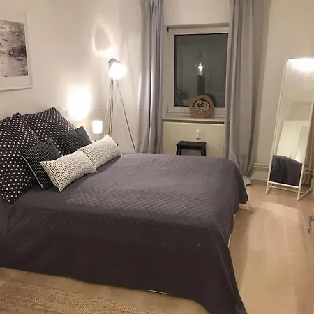 Schöne 2-zimmerwohnung, 10 Geh-minuten Zum *